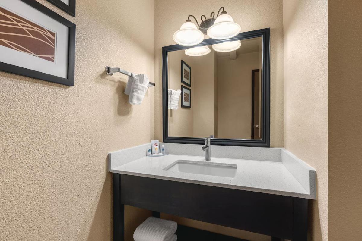 Comfort Inn & Suites Vancouver Downtown City Center Buitenkant foto