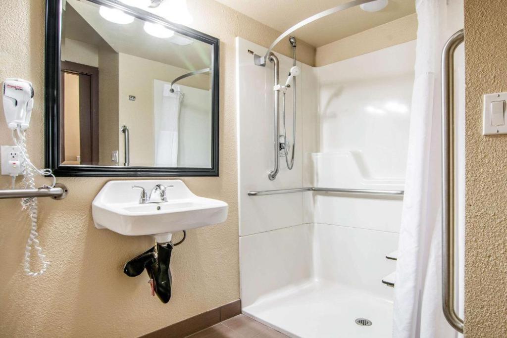 Comfort Inn & Suites Vancouver Downtown City Center Buitenkant foto